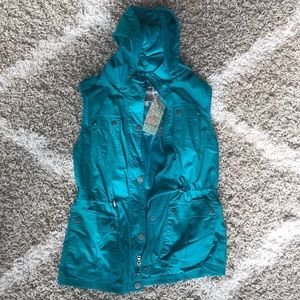 NWT. Fleece lined, sinched waist vest size L
